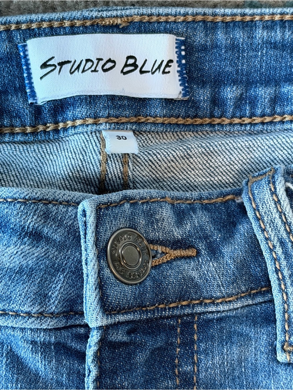 Studio Blue Women’s Size 30 Distressed Denim Shorts Light Wash Stretch - Picture 3 of 4